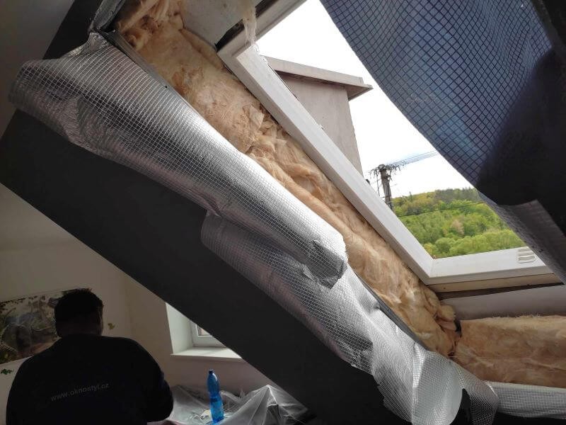 Instalace střešního okna v domku v Hostěnicích