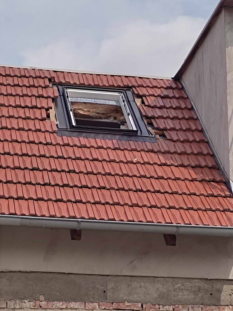 Střešní okno se šedým oplechováním