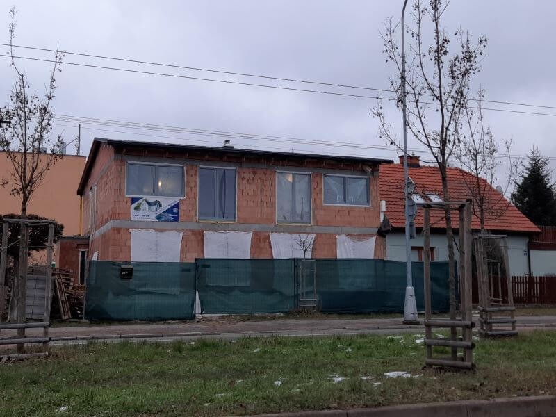 Všechny otvorové výplně jsou v šedostříbrné barvě v polomatném provedení