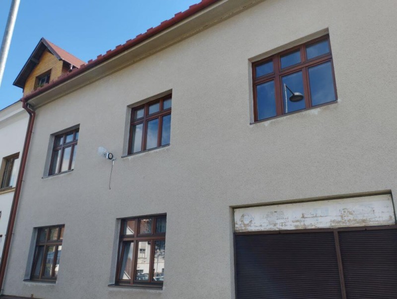 Nová dřevěná okna vyrobená z borovice 