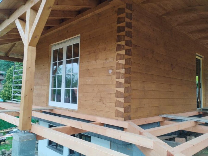 Dřevěná eurookna a balkonové dveře s nalepovacími příčkami