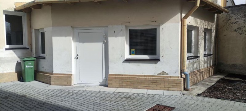 Bílé venkovní dveře na škole v Krnově 