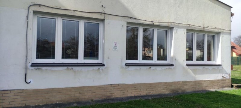 Z venkovní strany jsou hliníkové tažené parapety v tmavě hnědé barvě