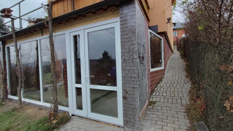 Dveře mají příčkovou konstrukci