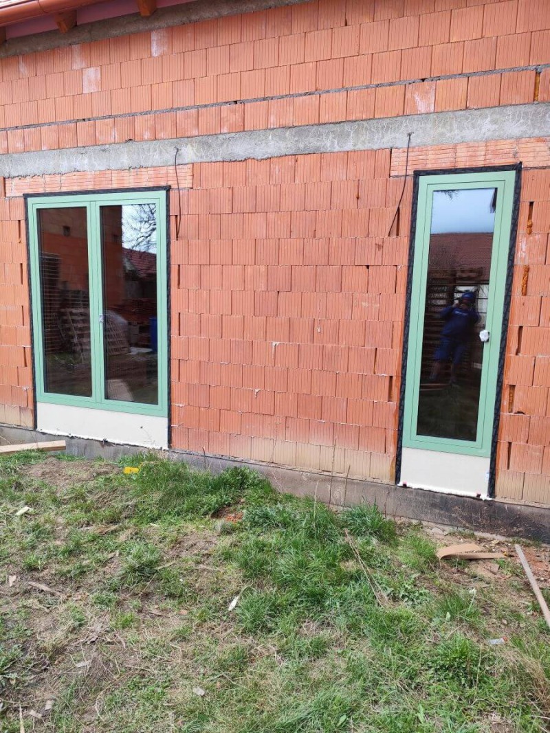 Pod práh balkonových dveří byl osazen Purenit