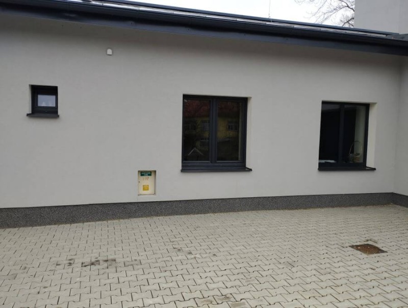 Okna jsou z obou stran v antracitové barvě 