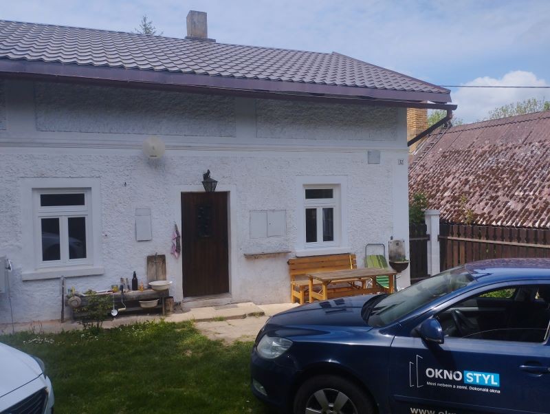 Náhrada starých oken za nová dřevěná v obci Netčiny
