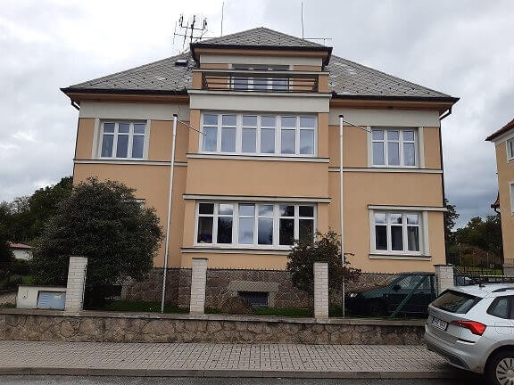 Ve vile jsme vyměnili celkem 44 otvorových výplní (včetně sestav oken)