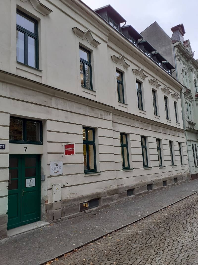 Okna a dveře jsou z venkovní strany v barvě mechová zelená