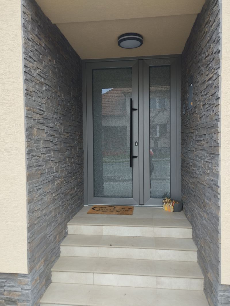 Instalace plastových vchodových dveří