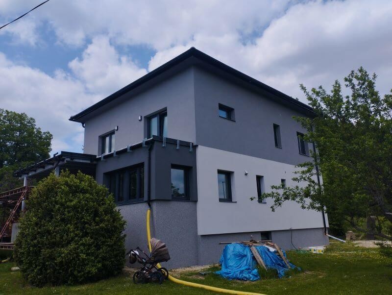 Antracitové otvorové výplně v novostavbě v Rokycanech