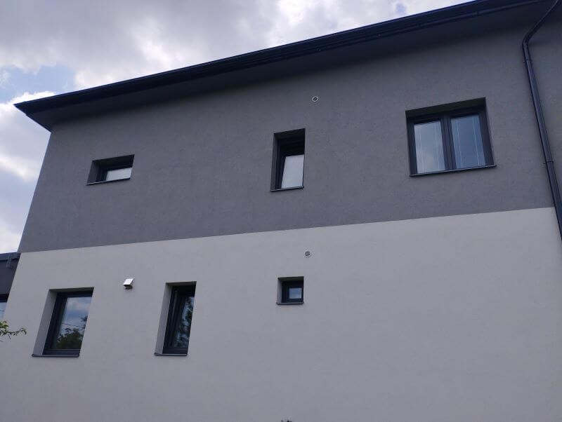 Antracitová okna v profilovém systému VEKA Softline 82
