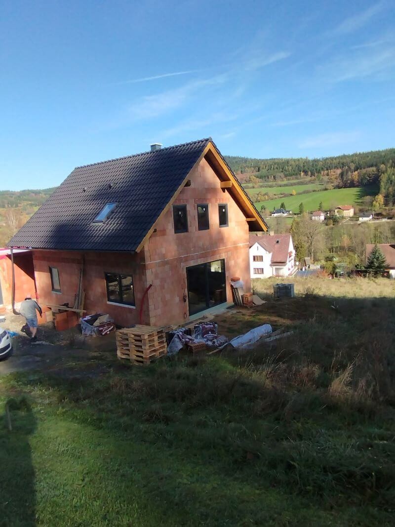 Okna, dveře i vrata jsou z venkovní strany v antracitové barvě