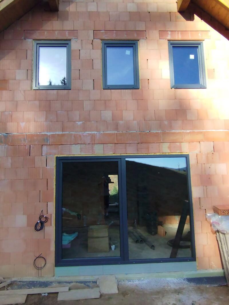 Pod terasovými dveřmi je izolační purenit