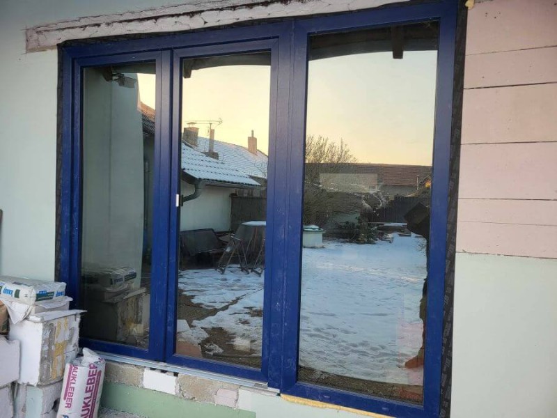 Balkonové dveře z profilu VEKA Softline 82 v modré barvě 