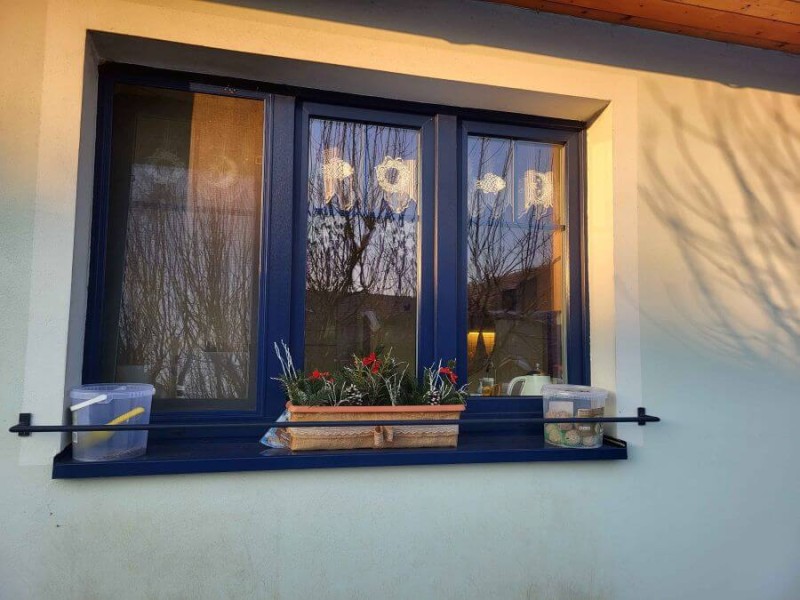 Součástí oken byly protihmyzové sítě a venkovní parapety ve stejném barevném provedení  
