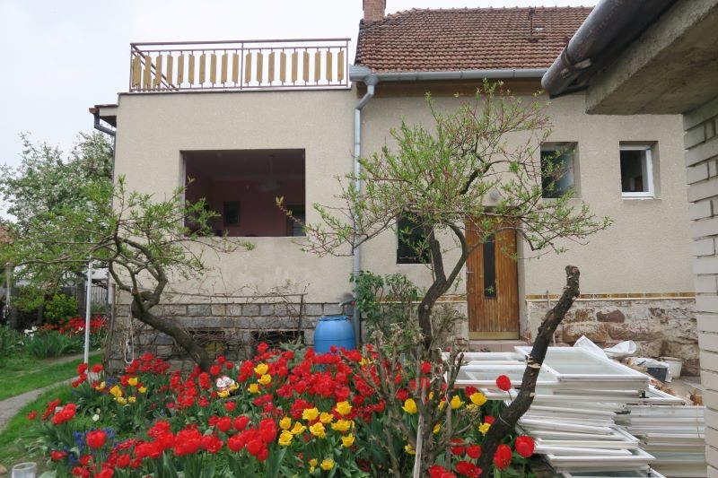 Místo starých dřevěných oken montážníci nainstalovali plastová okna VEKA Softline 82