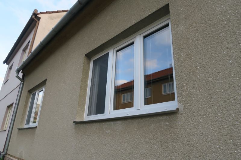 Trojkřídlé bílé plastové okno po zapravení