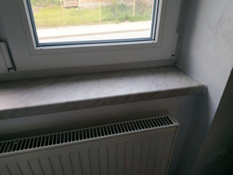 Plastové parapety v provedení šedý mramor