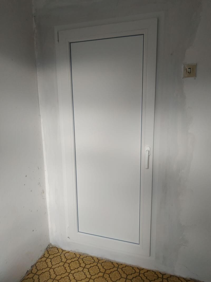 Bílé plné plastové dveře na půdu