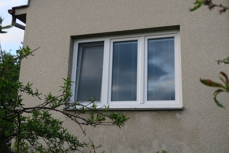 Bílé plné plastové dveře na půdu