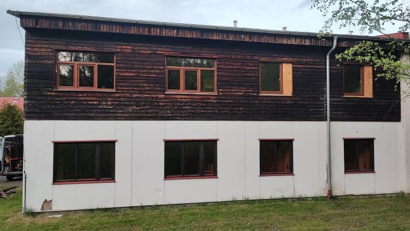 Plastová okna jsou dekoru zlatý dub
