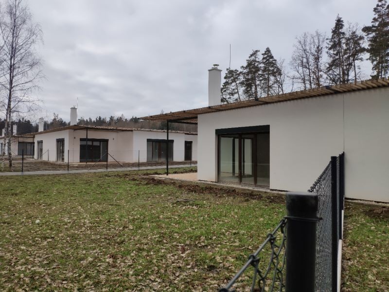 Okna a dveře jsou v dekoru tmavého ořechu