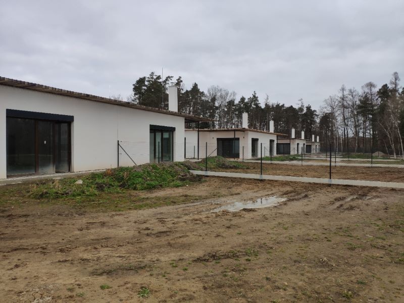 V oknech a dveřích je trojsklo a trojité těsnění 