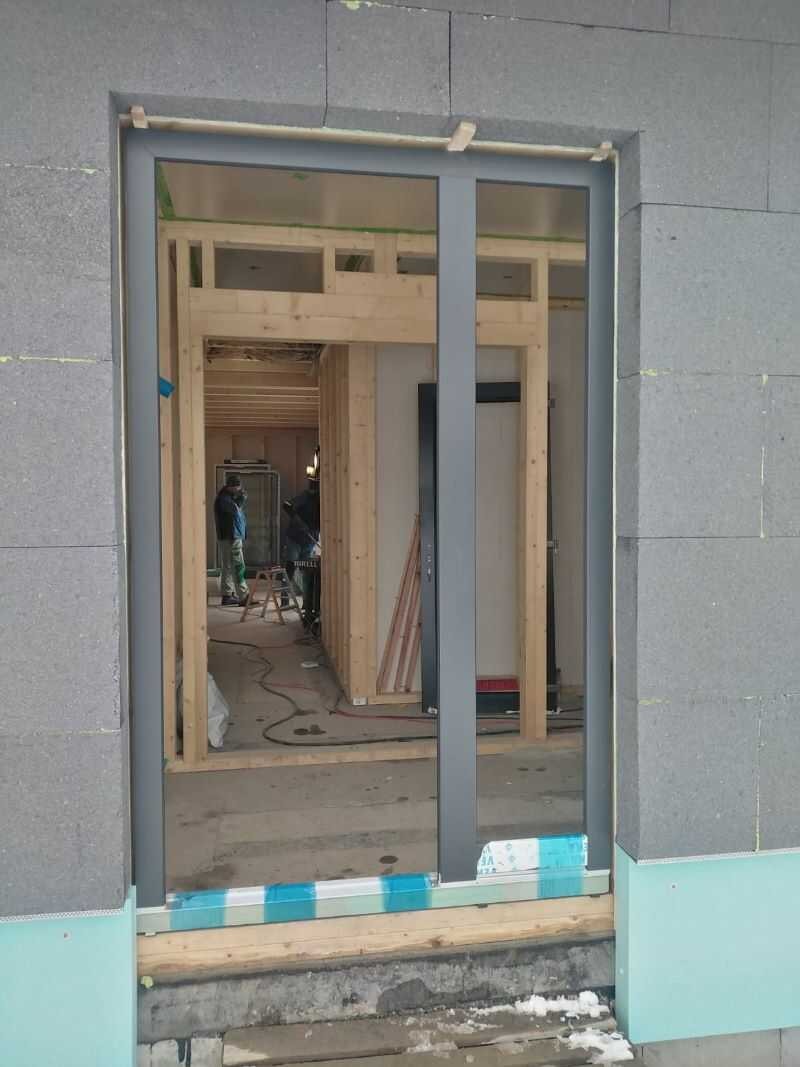 Instalace plastových dveří s fixní částí