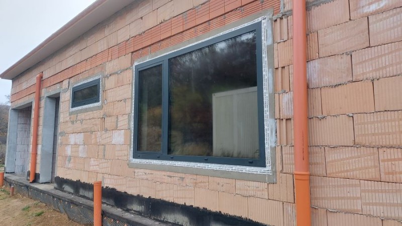 Hliníková okna s venkovními paropropustnými páskami