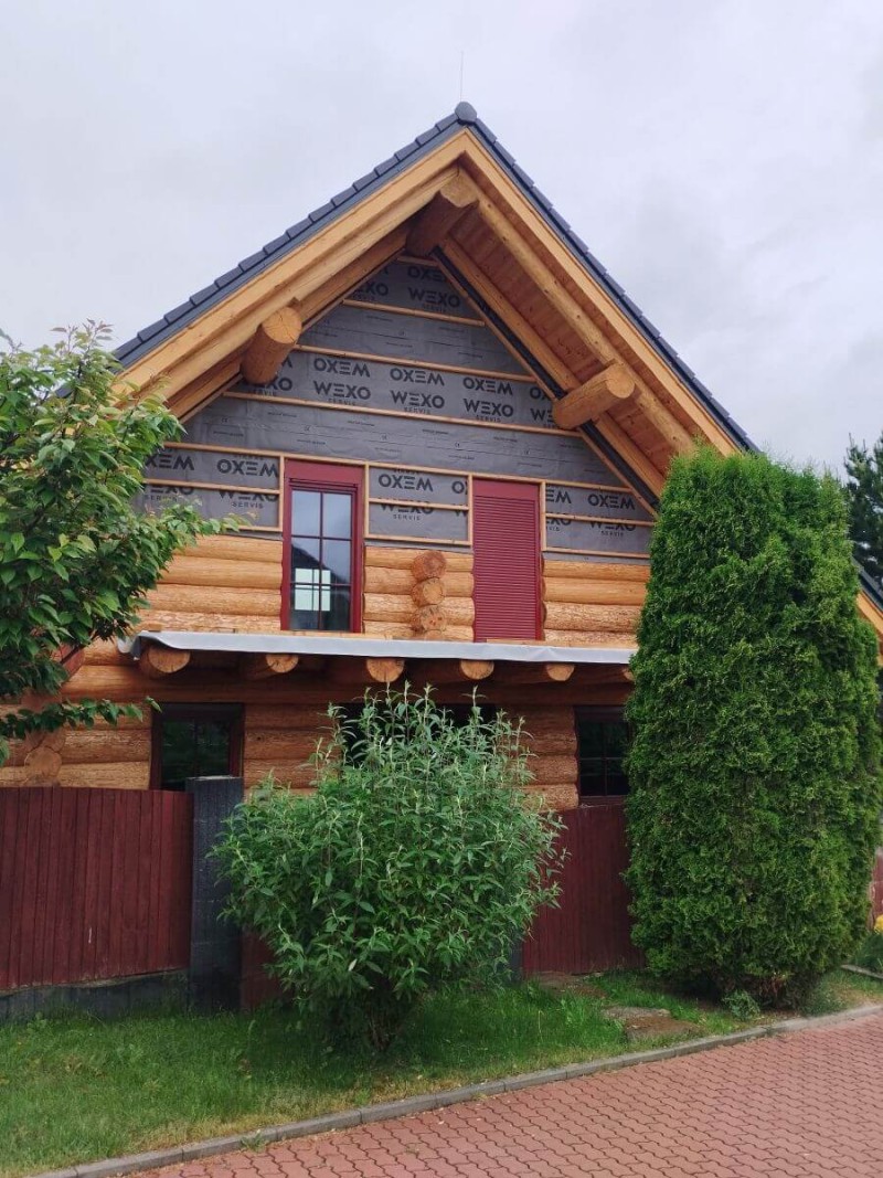 Instalace dřevěných balkonových dveří.