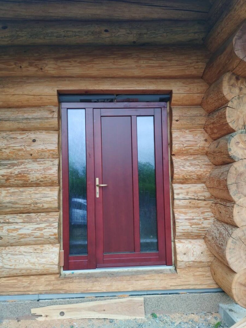 Instalace dřevěných vstupních dveří v barvě tmavá višeň s ornamentním sklem kůra čirá