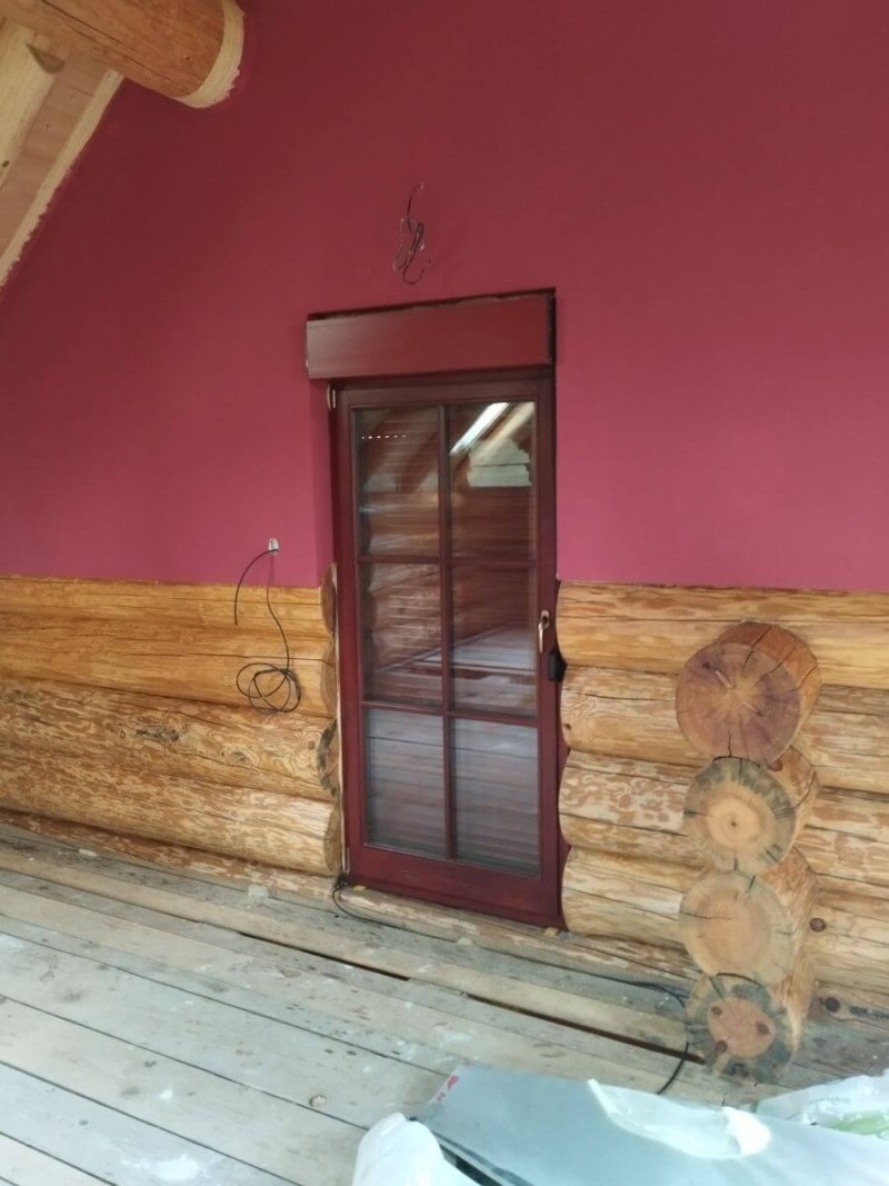 Dřevěné balkonové dveře z profilu InWood Thermoline IV 78 v dekoru tmavá višeň 