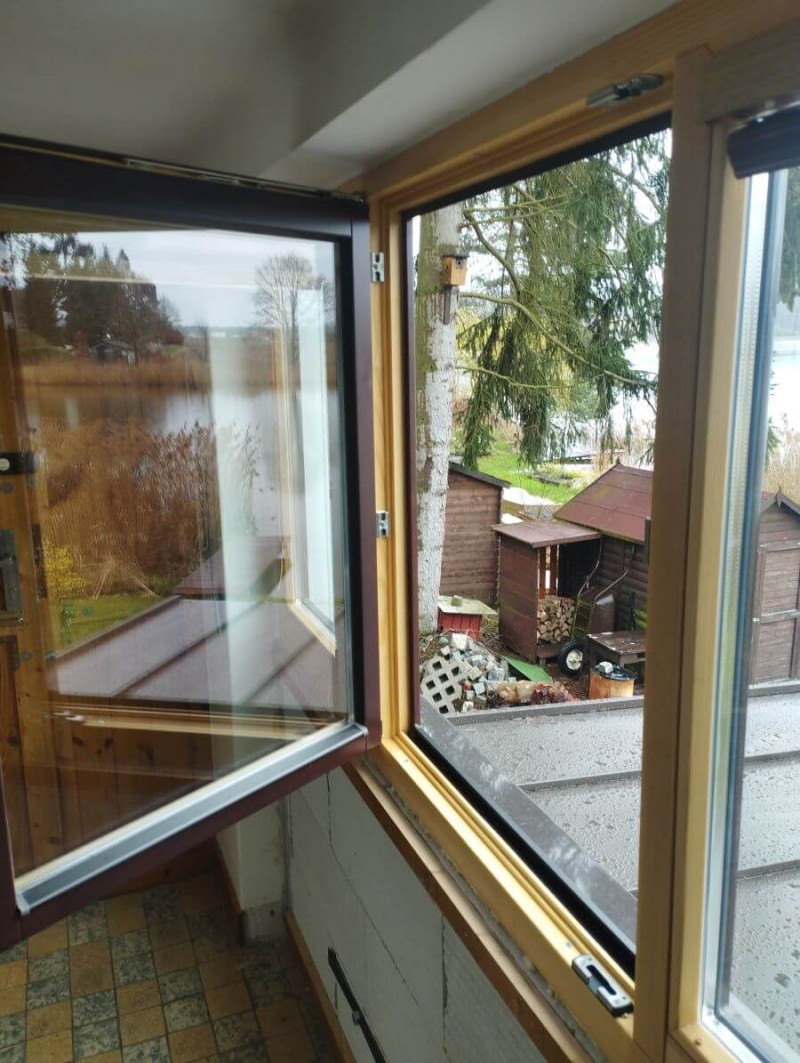 Eurookna jsou v dvoubarevném dekoru 