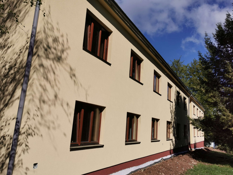 Kompletní výměna PVC oken a vstupních dveří do nemocnice v Novém Městě na Moravě. 