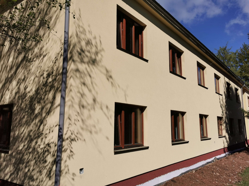 Kompletní výměna PVC oken a vstupních dveří do nemocnice v Novém Městě na Moravě. 