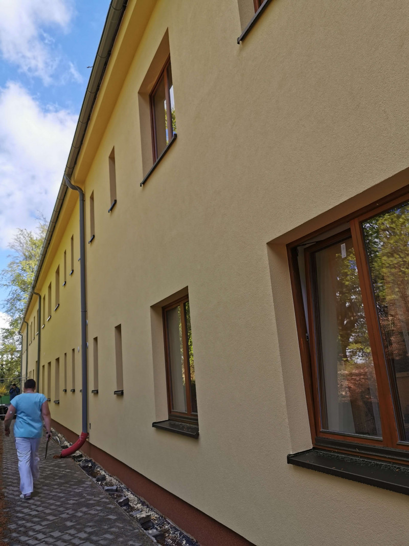 Kompletní výměna PVC oken a vstupních dveří do nemocnice v Novém Městě na Moravě. 