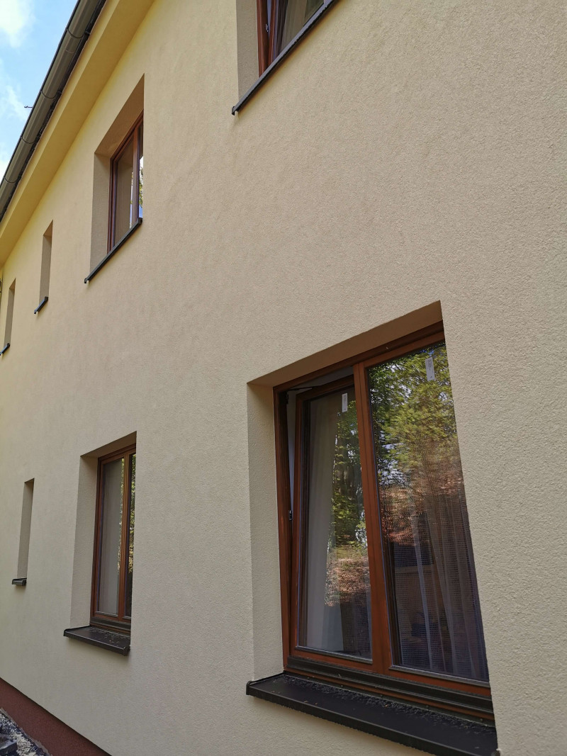 Kompletní výměna PVC oken a vstupních dveří do nemocnice v Novém Městě na Moravě. 