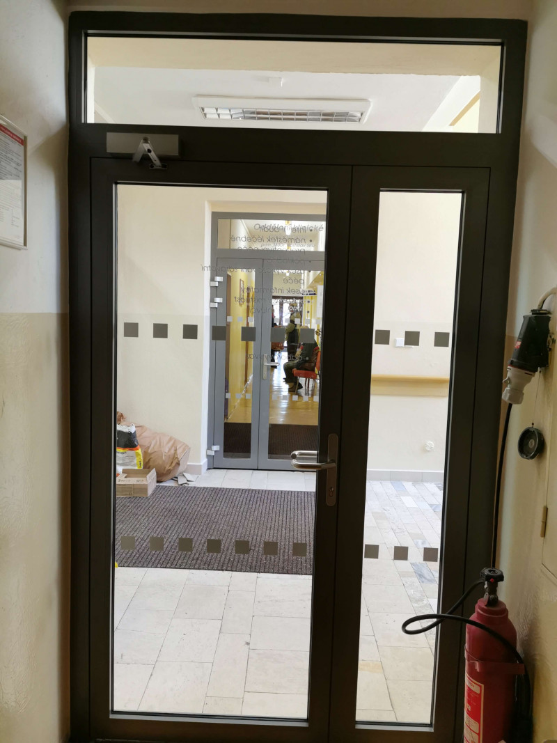 Kompletní výměna PVC oken a vstupních dveří do nemocnice v Novém Městě na Moravě. 