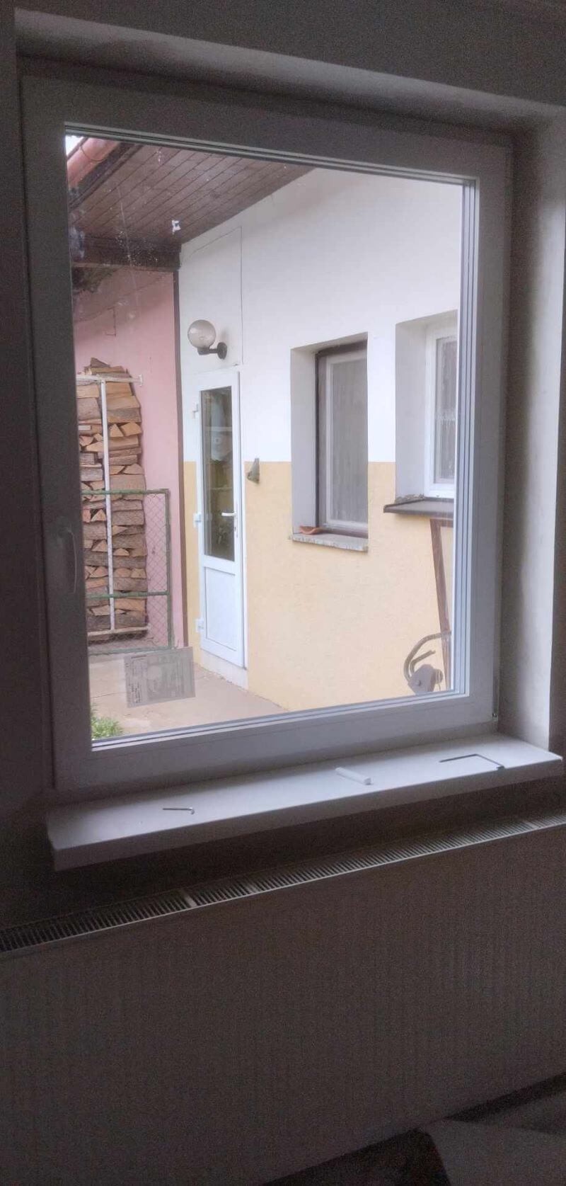 Bílé PVC okno s platovým parapetem v obci Staré Město