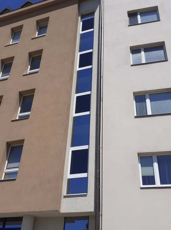 Schodišťová hliníková okna na jedné z budov spadající pod MU Brno