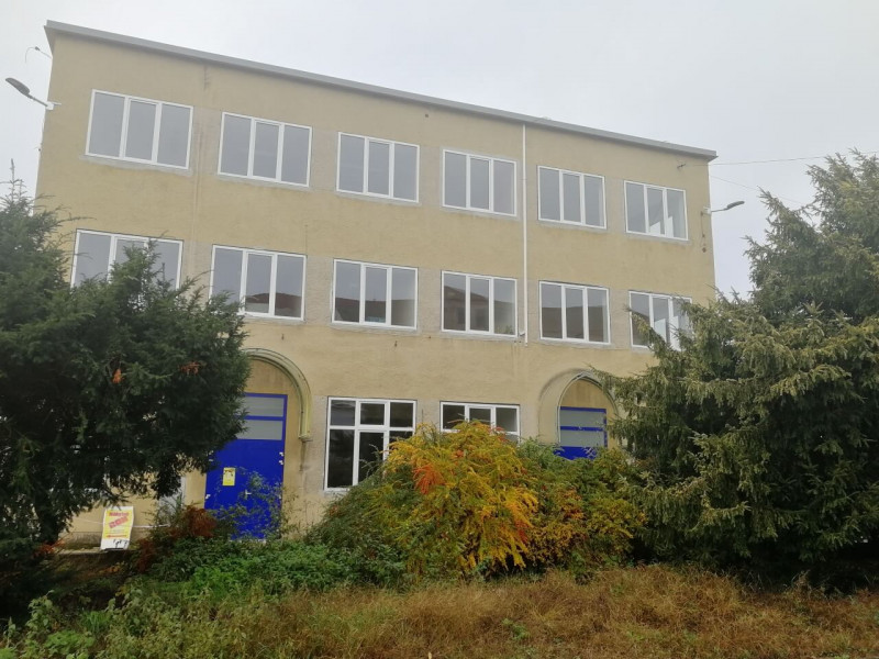 Bílá plastová okna VEKA Perfectline a modré hliníkové dveře