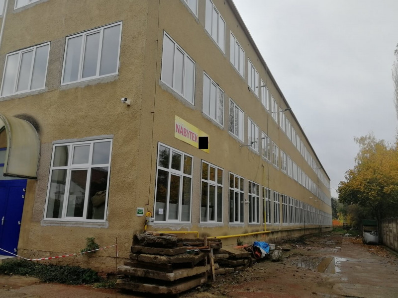Montáž bílých oken VEKA a modrých hliníkových dveří ve firmě v Ivančicích