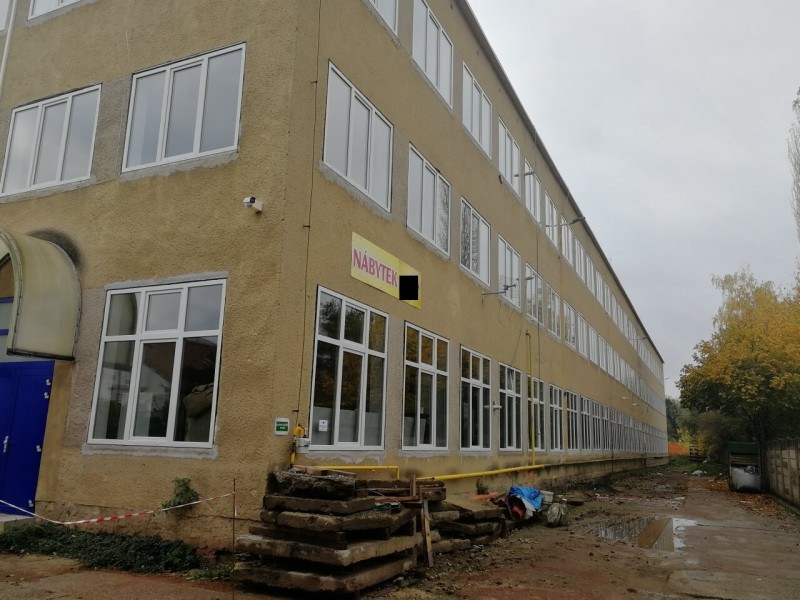 Montáž bílých oken VEKA a modrých hliníkových dveří ve firmě v Ivančicích