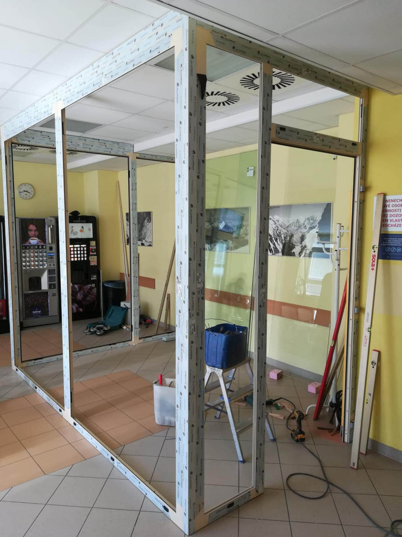 Instalace prosklených boxů, byl použit systém Aluprof