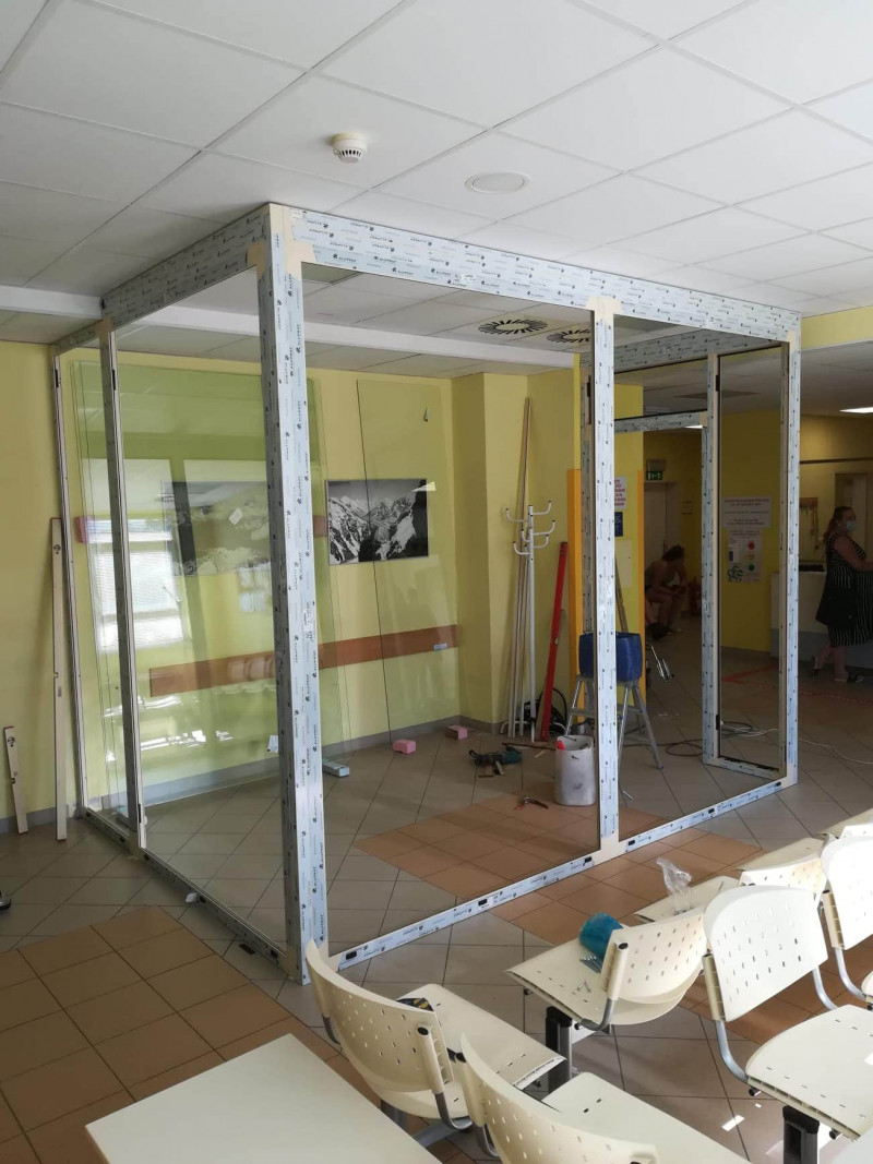 Instalace prosklených boxů, byl použit systém Aluprof