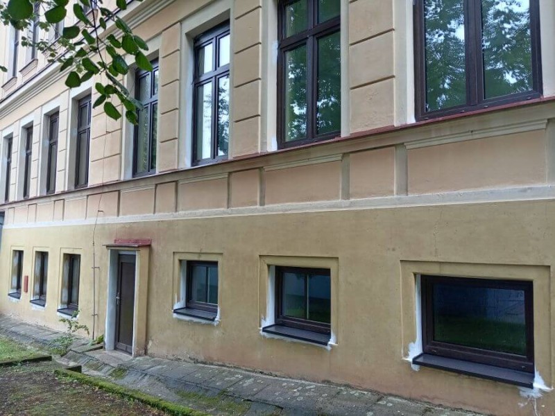 Okna jsou z venkovní strany v barvě dub bahenní