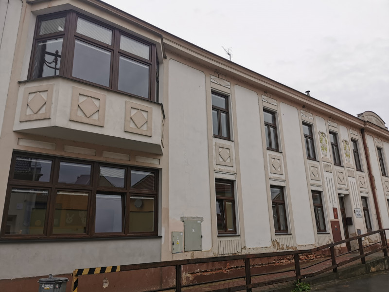 Instalace tmavě hnědých plastových oken na ZŠ v Prostějově