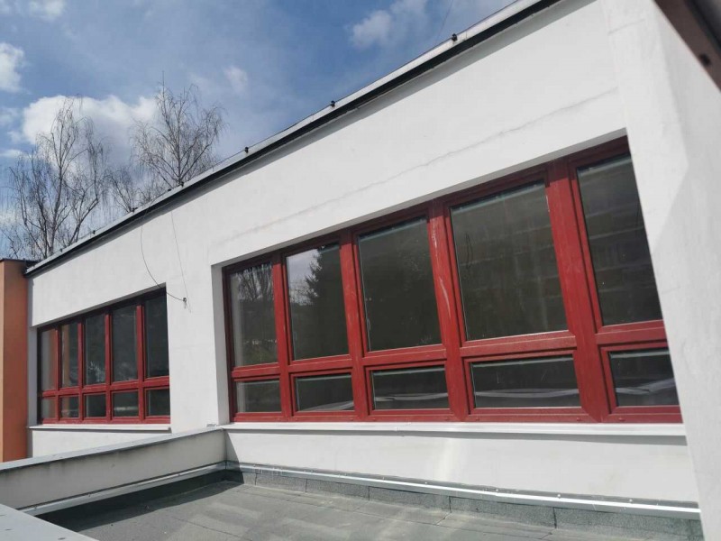 Sestava červených plastových oken PREMIUM line