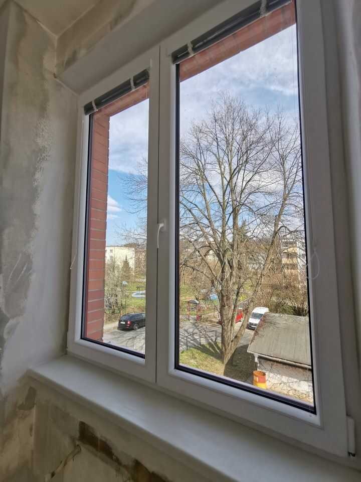 Plastové okno PREMIUM line s dřevotřískovým parapetem